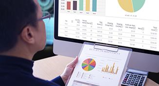 Imagen de  Persona que lee datos en gráficos y tablas